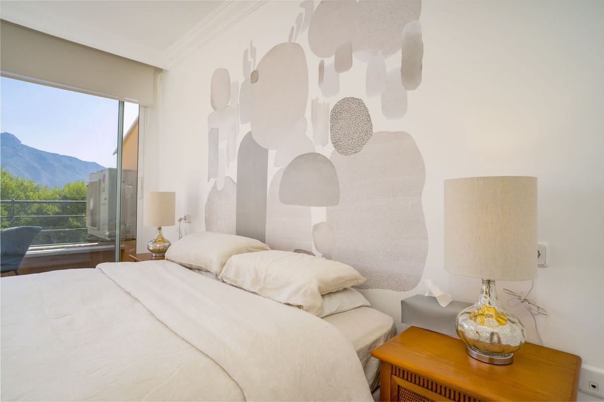 2 soverom Leilighet til salgs i Nueva Andalucia med svømmebasseng - € 595 000 (Ref: 9987095)