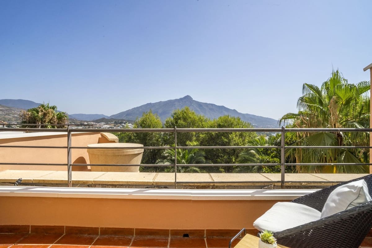 2 soverom Leilighet til salgs i Nueva Andalucia med svømmebasseng - € 595 000 (Ref: 9987095)