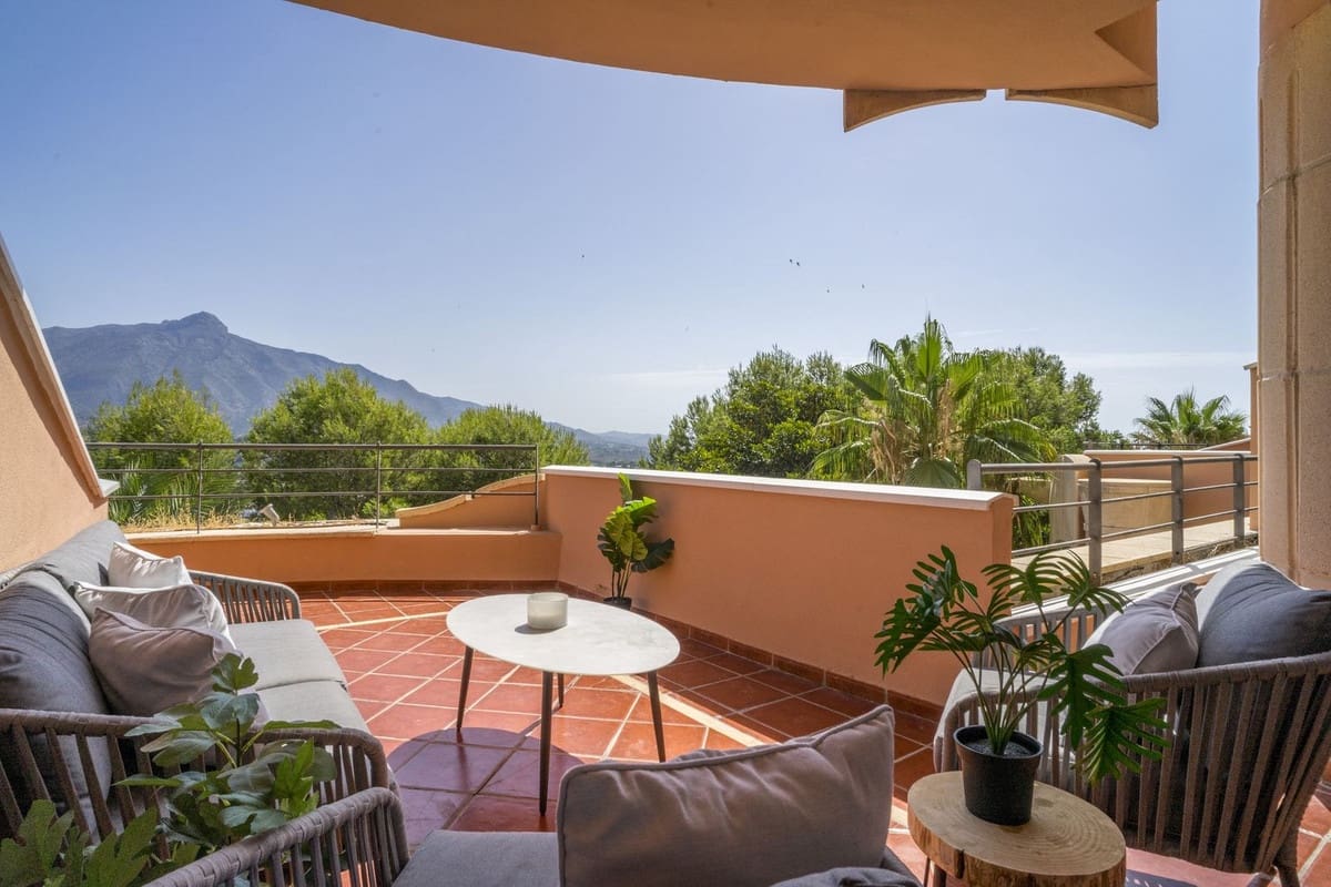 2 soverom Leilighet til salgs i Nueva Andalucia med svømmebasseng - € 595 000 (Ref: 9987095)