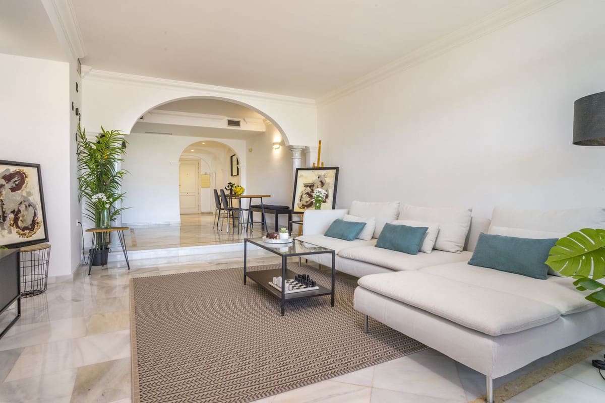 2 soverom Leilighet til salgs i Nueva Andalucia med svømmebasseng - € 595 000 (Ref: 9987095)