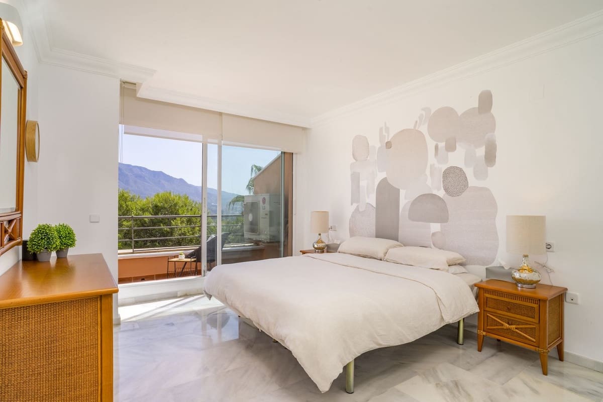 2 soverom Leilighet til salgs i Nueva Andalucia med svømmebasseng - € 595 000 (Ref: 9987095)