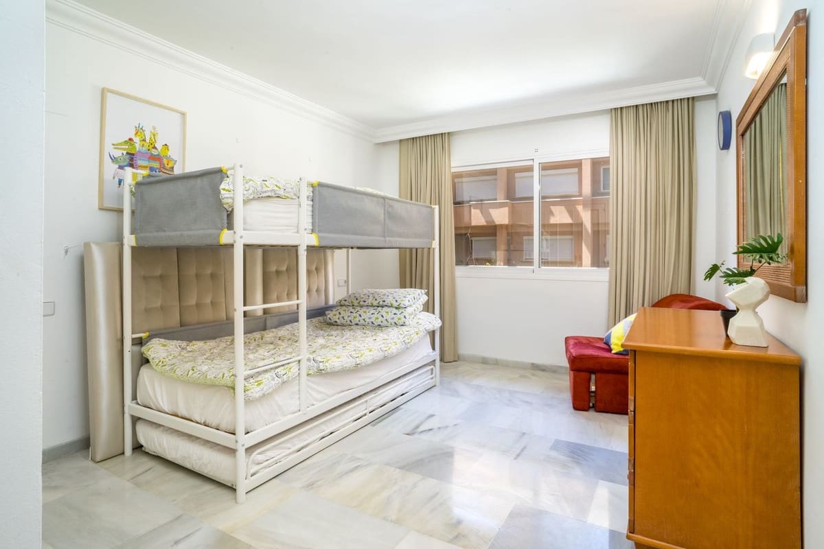 2 soverom Leilighet til salgs i Nueva Andalucia med svømmebasseng - € 595 000 (Ref: 9987095)