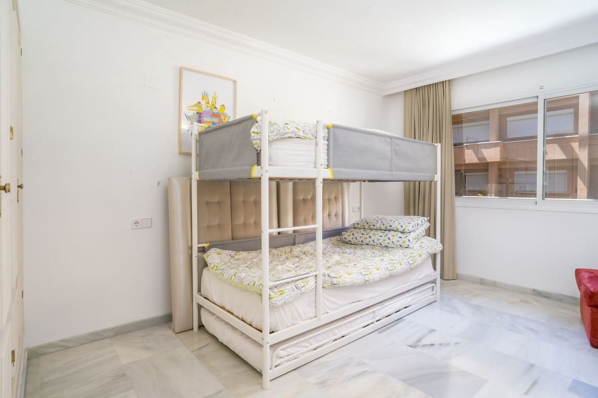 2 soverom Leilighet til salgs i Nueva Andalucia med svømmebasseng - € 595 000 (Ref: 9987095)