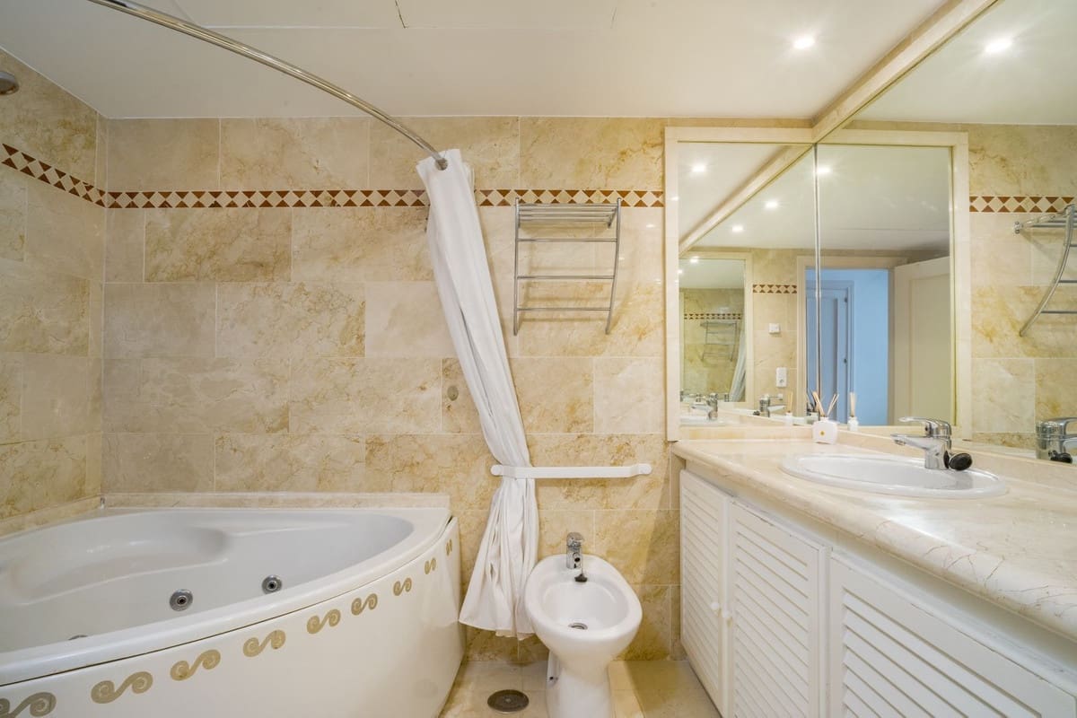 2 soverom Leilighet til salgs i Nueva Andalucia med svømmebasseng - € 595 000 (Ref: 9987095)