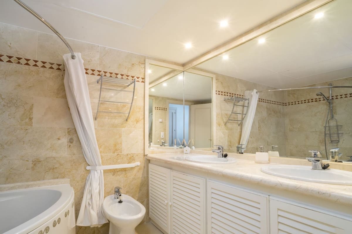 2 soverom Leilighet til salgs i Nueva Andalucia med svømmebasseng - € 595 000 (Ref: 9987095)