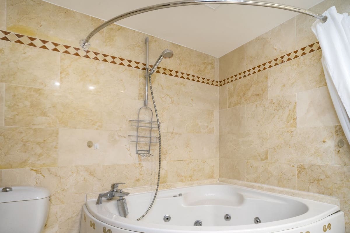 2 soverom Leilighet til salgs i Nueva Andalucia med svømmebasseng - € 595 000 (Ref: 9987095)