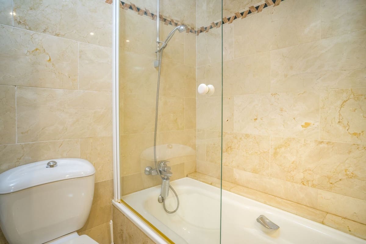 2 soverom Leilighet til salgs i Nueva Andalucia med svømmebasseng - € 595 000 (Ref: 9987095)