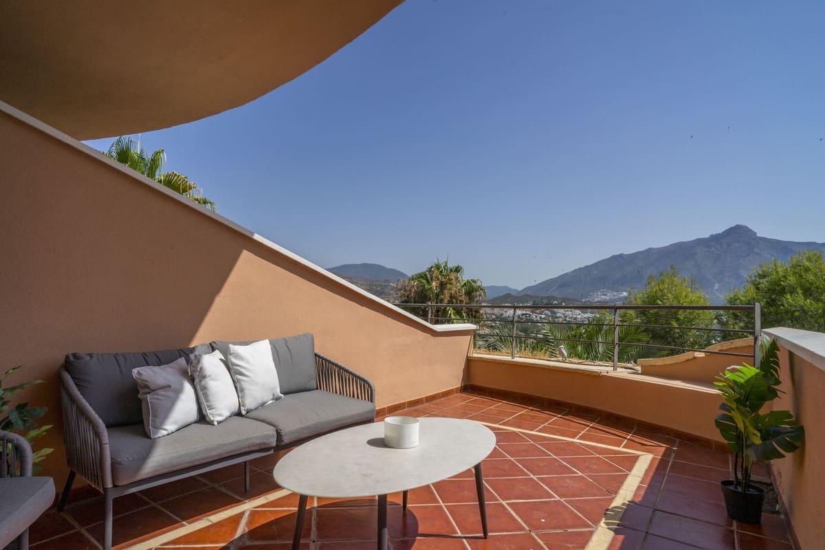 2 soverom Leilighet til salgs i Nueva Andalucia med svømmebasseng - € 595 000 (Ref: 9987095)