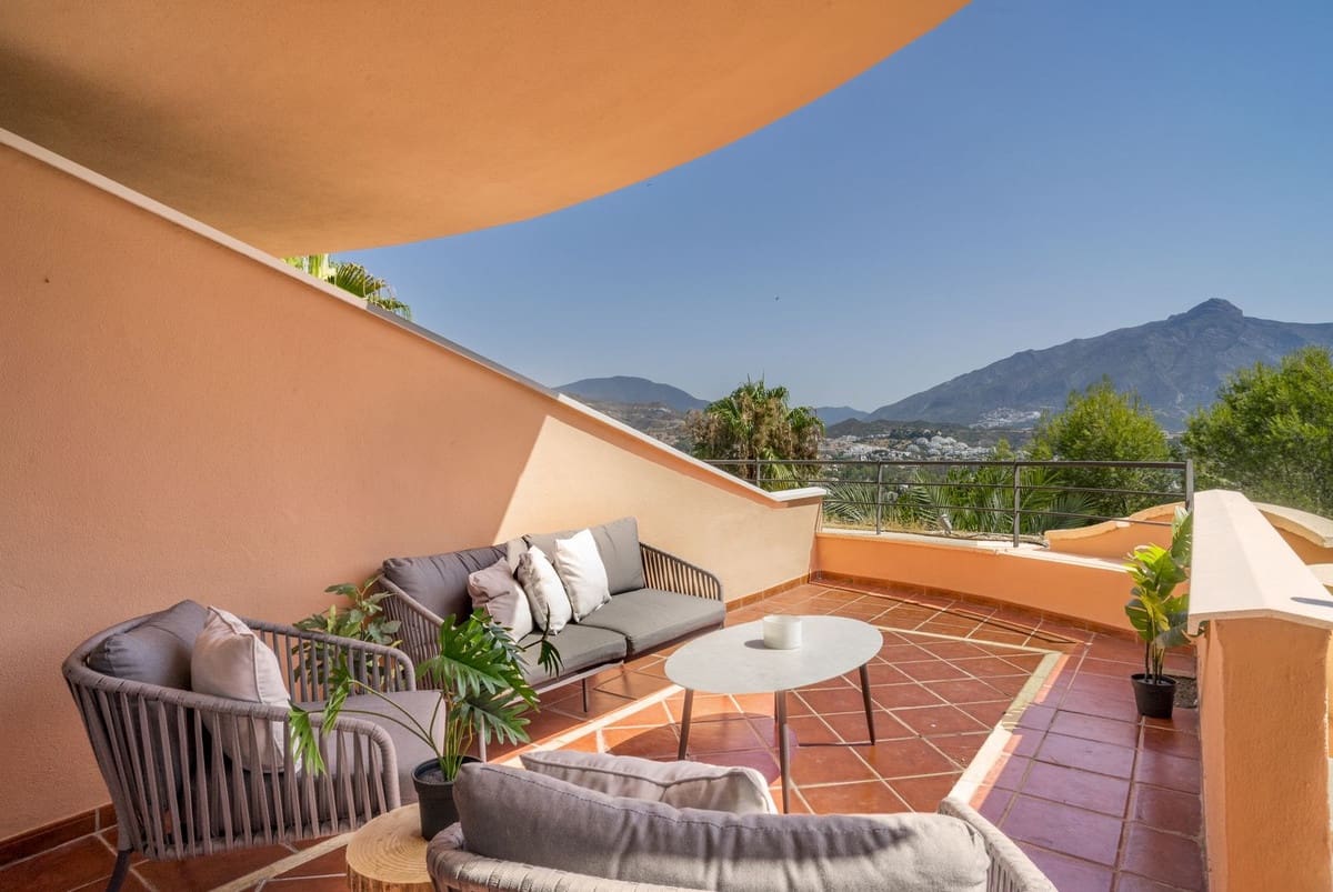 2 soverom Leilighet til salgs i Nueva Andalucia med svømmebasseng - € 595 000 (Ref: 9987095)