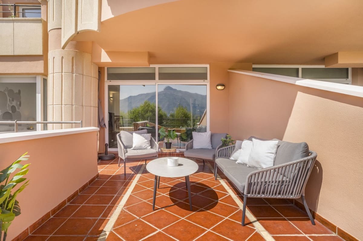 2 soverom Leilighet til salgs i Nueva Andalucia med svømmebasseng - € 595 000 (Ref: 9987095)