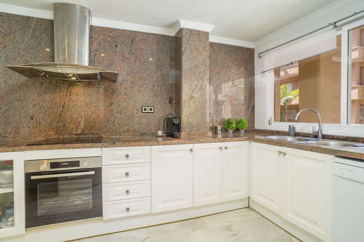 2 soverom Leilighet til salgs i Nueva Andalucia med svømmebasseng - € 595 000 (Ref: 9987095)