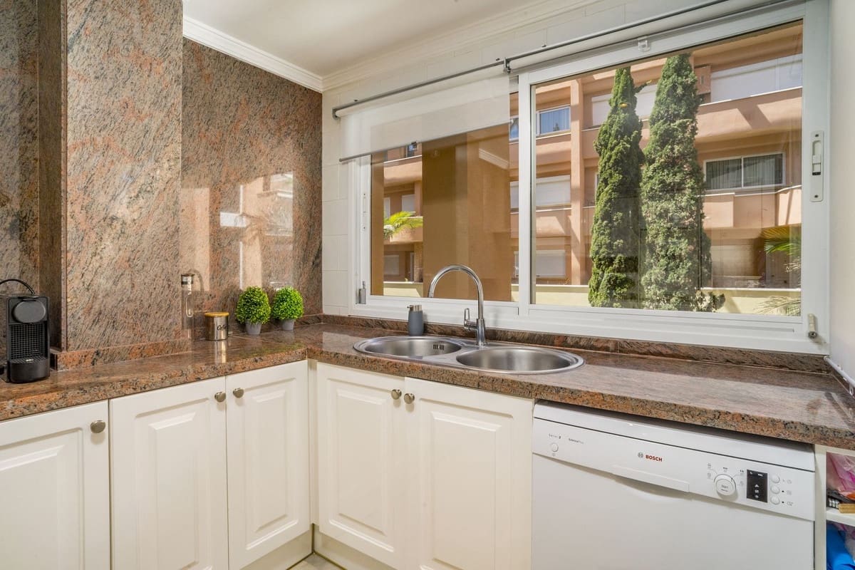 2 soverom Leilighet til salgs i Nueva Andalucia med svømmebasseng - € 595 000 (Ref: 9987095)