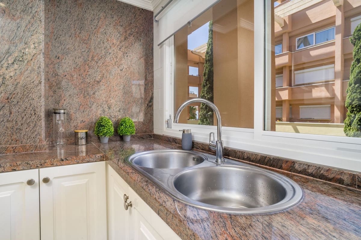 2 soverom Leilighet til salgs i Nueva Andalucia med svømmebasseng - € 595 000 (Ref: 9987095)