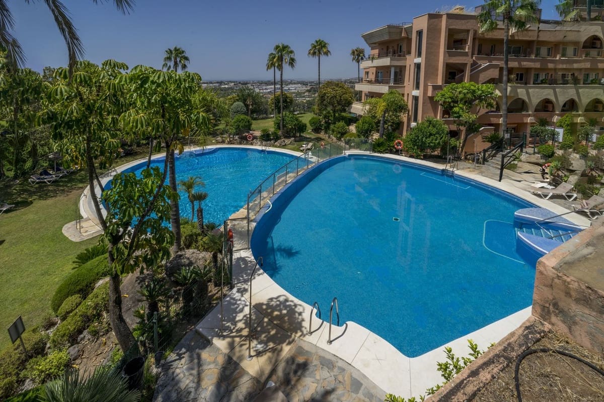 2 soverom Leilighet til salgs i Nueva Andalucia med svømmebasseng - € 595 000 (Ref: 9987095)