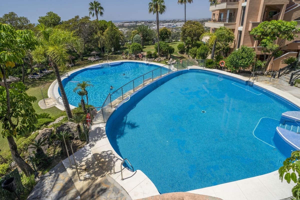 2 soverom Leilighet til salgs i Nueva Andalucia med svømmebasseng - € 595 000 (Ref: 9987095)