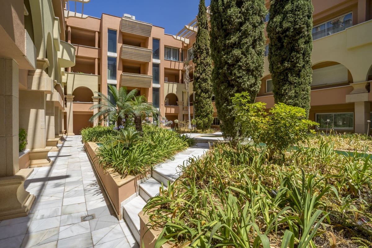 2 soverom Leilighet til salgs i Nueva Andalucia med svømmebasseng - € 595 000 (Ref: 9987095)