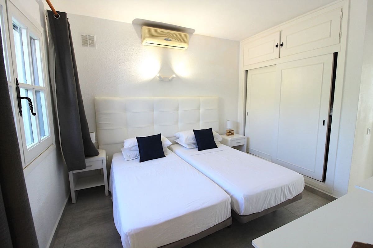 2 bedroom Apartment for sale in El Paraiso with pool - € 350,000 (Ref: 9987103)