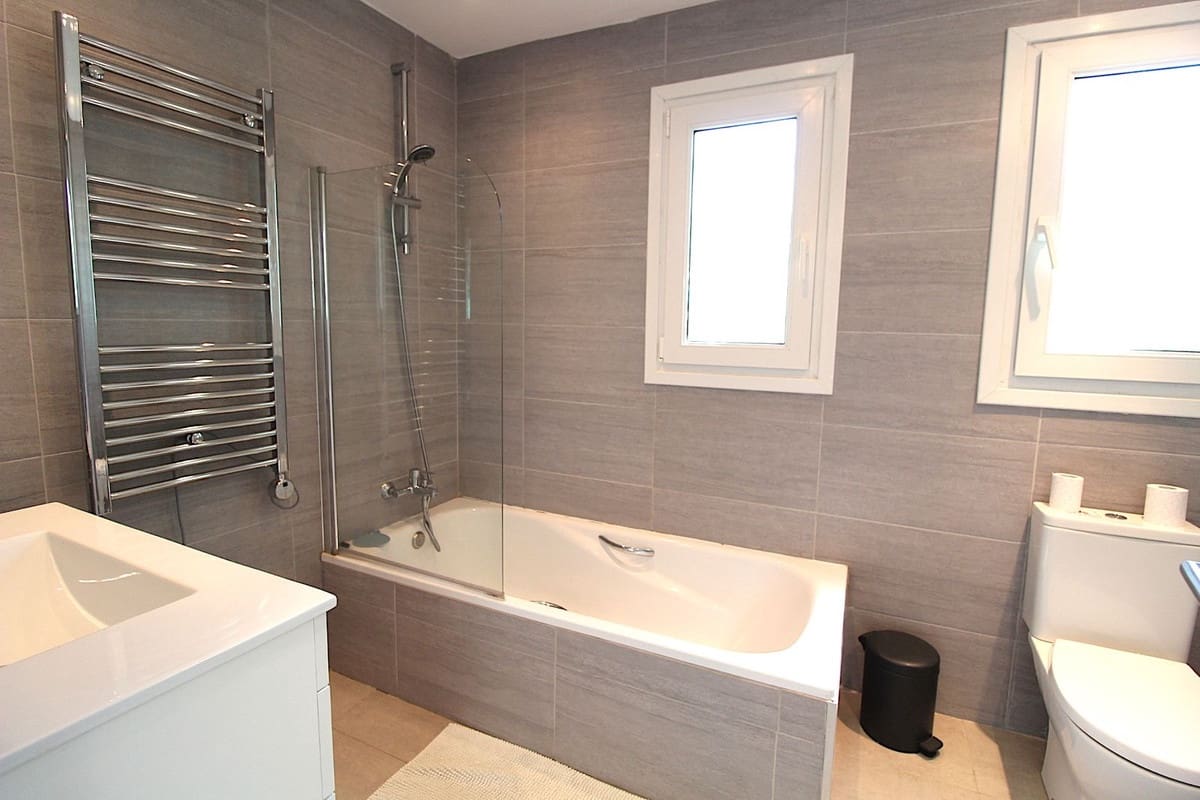 2 bedroom Apartment for sale in El Paraiso with pool - € 350,000 (Ref: 9987103)