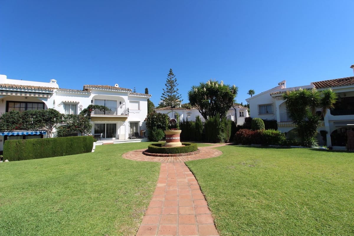 2 bedroom Apartment for sale in El Paraiso with pool - € 350,000 (Ref: 9987103)