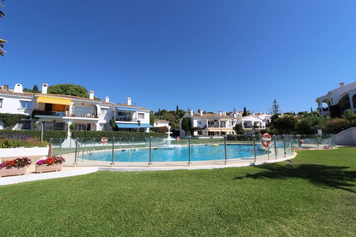 2 bedroom Apartment for sale in El Paraiso with pool - € 350,000 (Ref: 9987103)