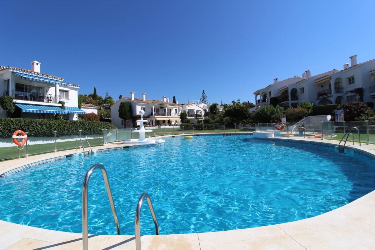 2 bedroom Apartment for sale in El Paraiso with pool - € 350,000 (Ref: 9987103)