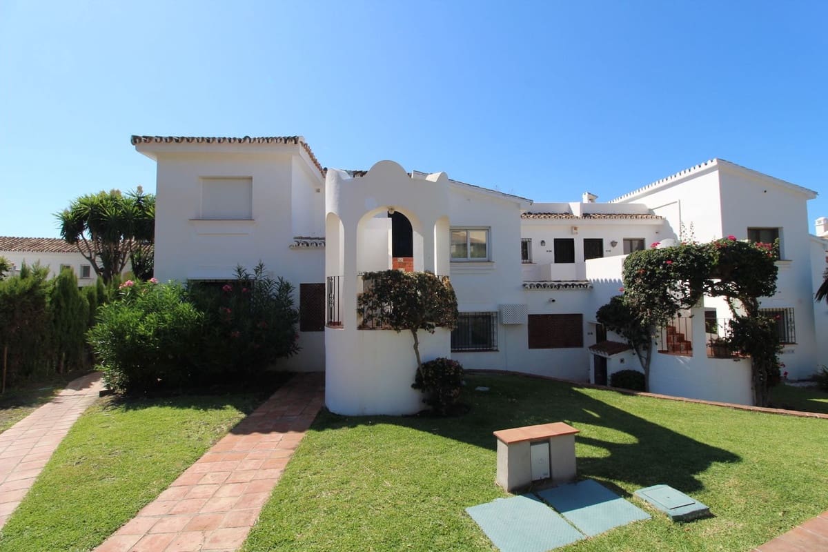 2 bedroom Apartment for sale in El Paraiso with pool - € 350,000 (Ref: 9987103)