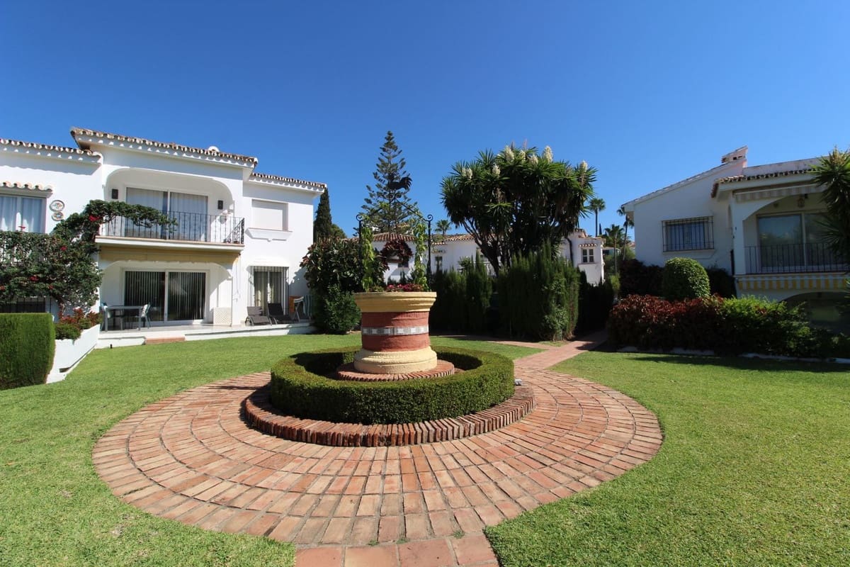 2 bedroom Apartment for sale in El Paraiso with pool - € 350,000 (Ref: 9987103)