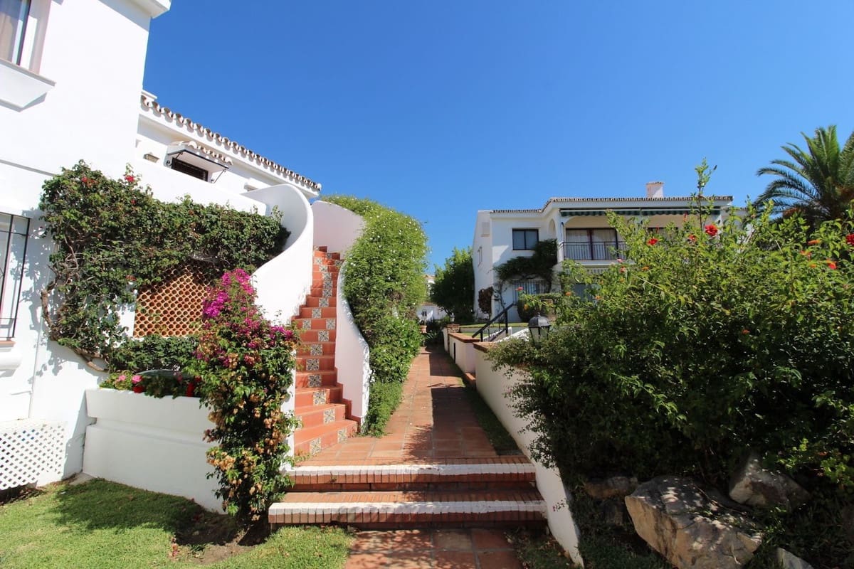 2 bedroom Apartment for sale in El Paraiso with pool - € 350,000 (Ref: 9987103)