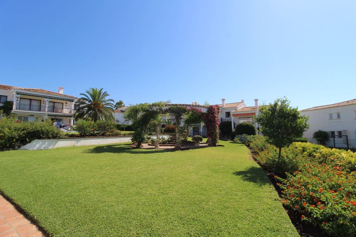 2 bedroom Apartment for sale in El Paraiso with pool - € 350,000 (Ref: 9987103)