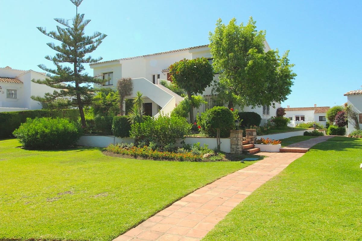 2 bedroom Apartment for sale in El Paraiso with pool - € 350,000 (Ref: 9987103)
