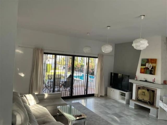 4 sypialnia Willa na sprzedaż w Hacienda Las Chapas, Marbella z basenem - 1 446 000 € (Ref: 9987104)