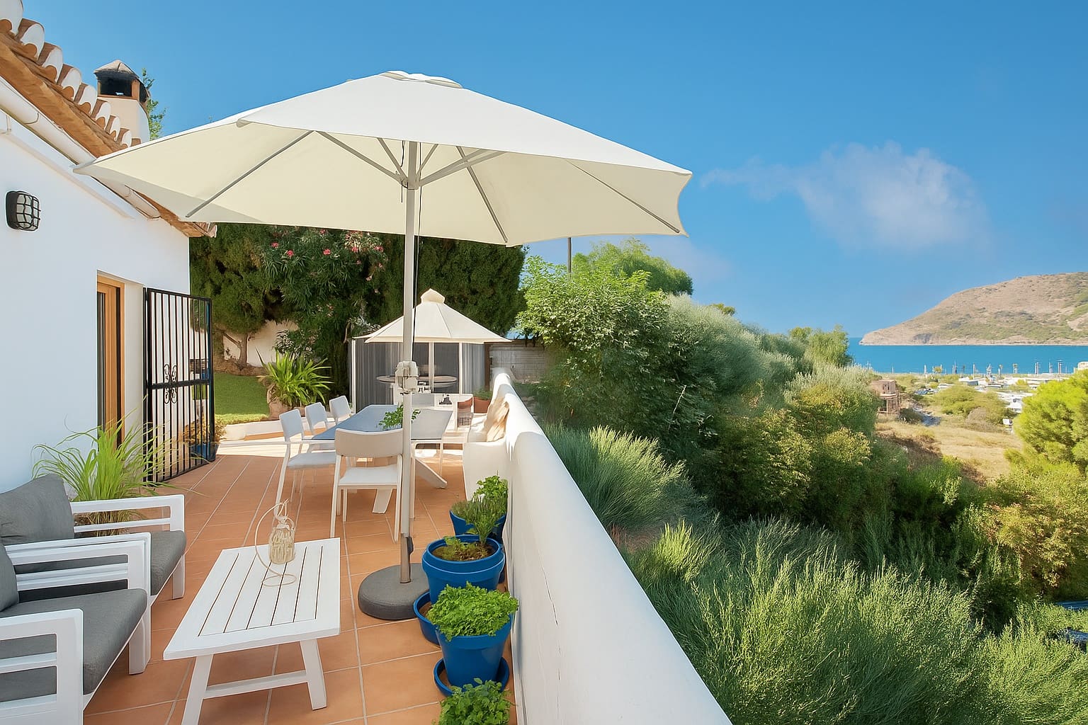 3 bedroom Villa for sale in La Herradura with pool garage - € 525,000 (Ref: 9387384)