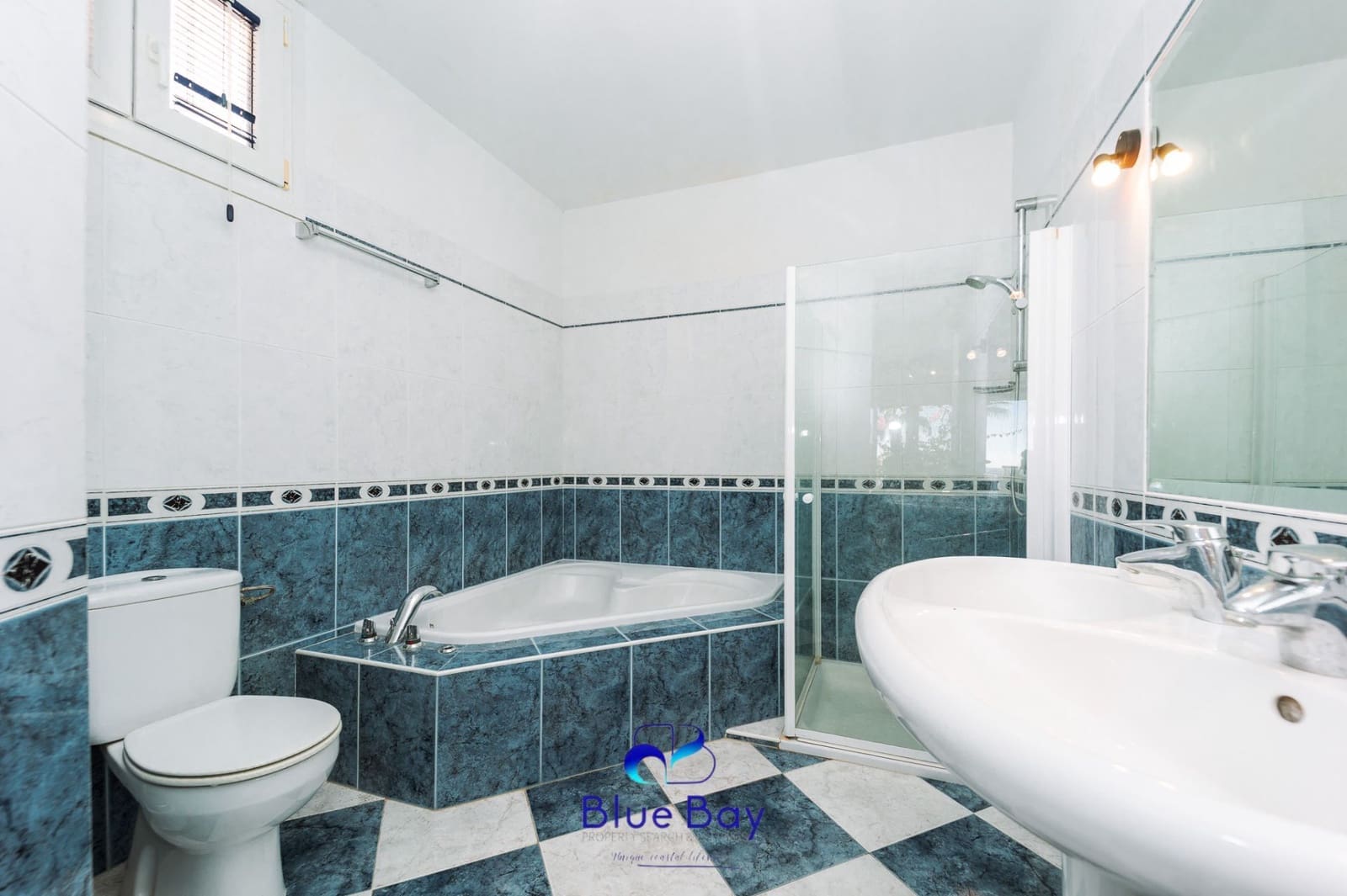 3 slaapkamer Halfvrijstaande villa te koop in La Herradura met zwembad garage - € 650.000 (Ref: 9424275)