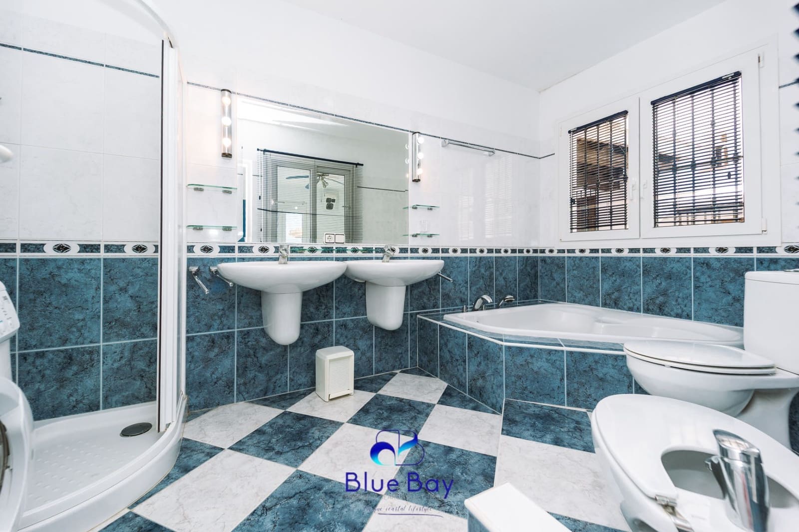 3 slaapkamer Halfvrijstaande villa te koop in La Herradura met zwembad garage - € 650.000 (Ref: 9424275)