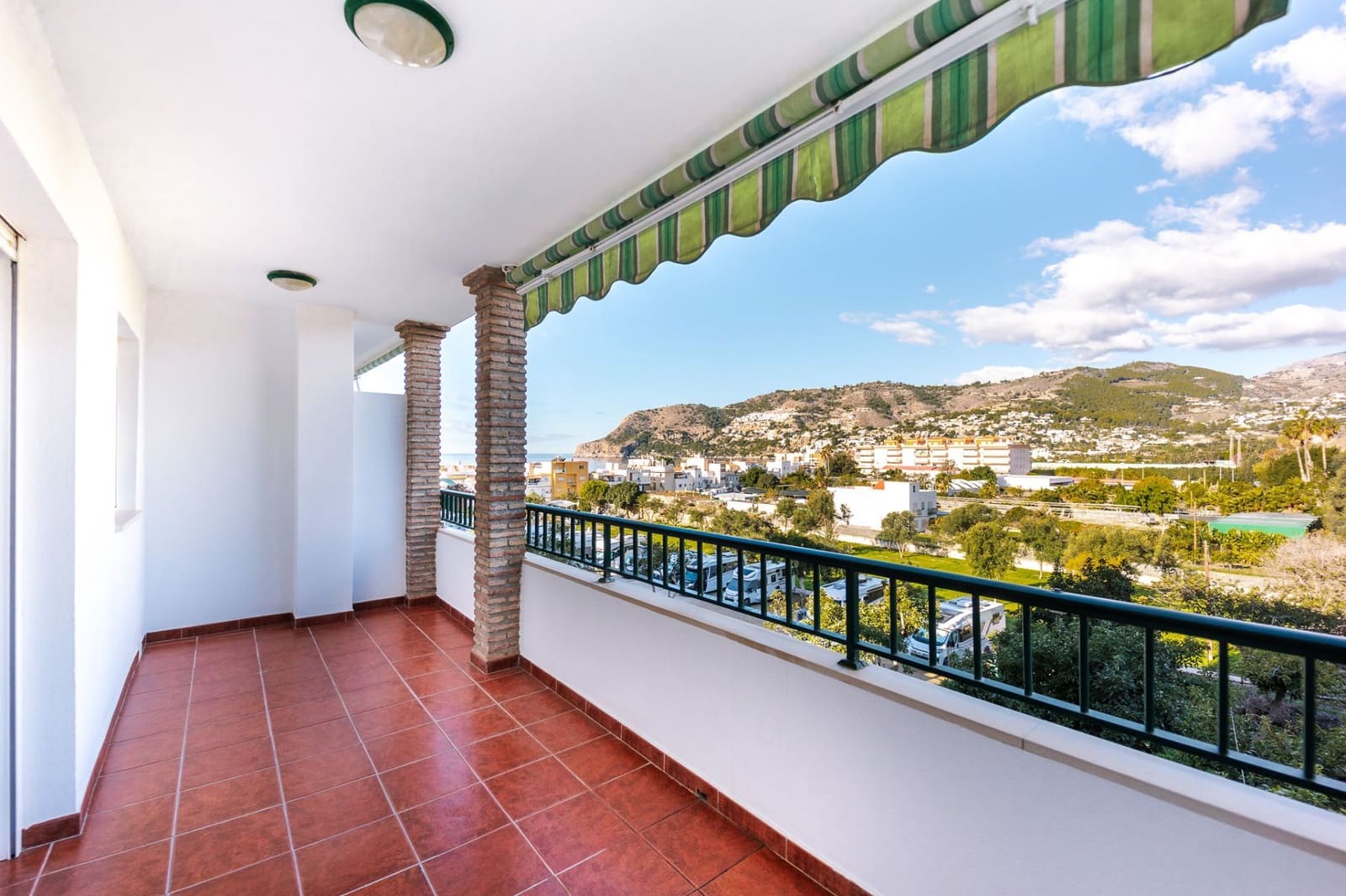 2 slaapkamer Appartement te koop in La Herradura met garage - € 330.000 (Ref: 9439479)