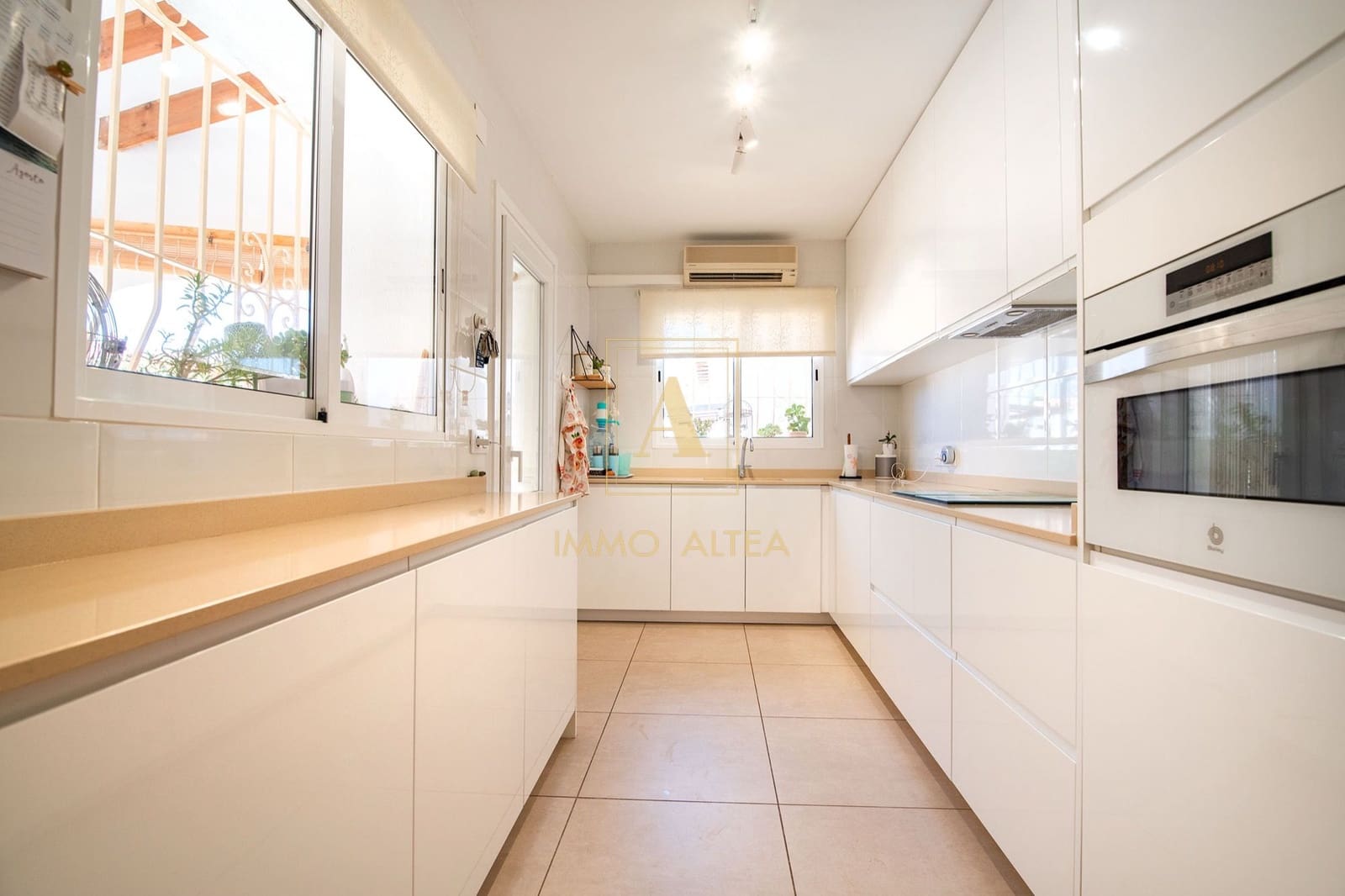 2 bedroom Villa for sale in Alicante / Alacant city with pool garage - € 579,000 (Ref: 10097502)