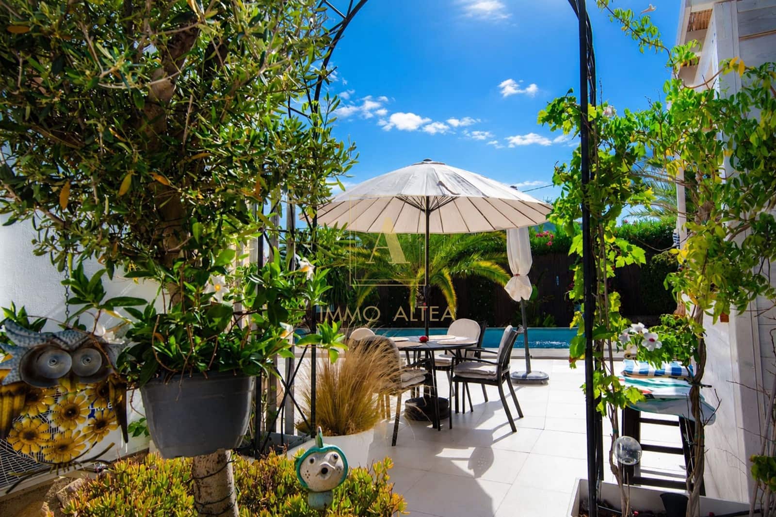 2 bedroom Villa for sale in Alicante / Alacant city with pool garage - € 579,000 (Ref: 10097502)