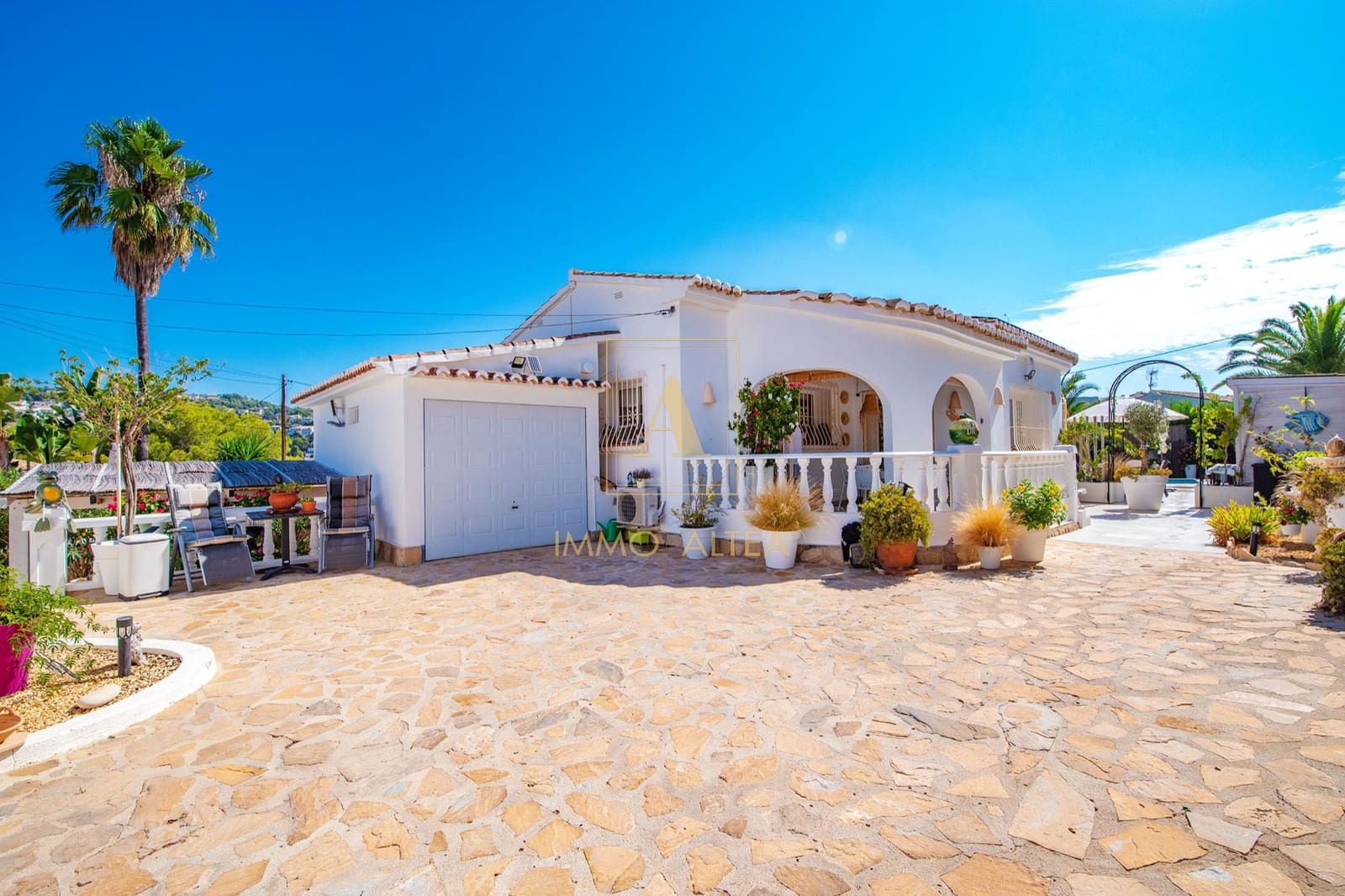 2 bedroom Villa for sale in Alicante / Alacant city with pool garage - € 579,000 (Ref: 10097502)