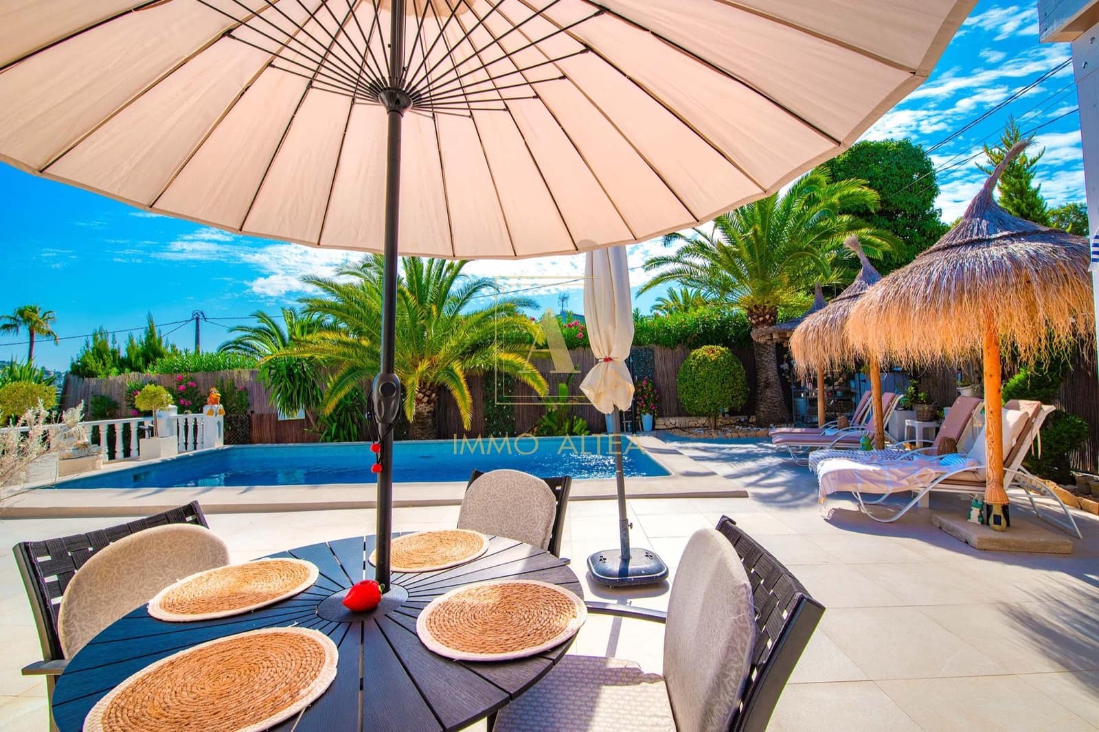 2 bedroom Villa for sale in Alicante / Alacant city with pool garage - € 579,000 (Ref: 10097502)