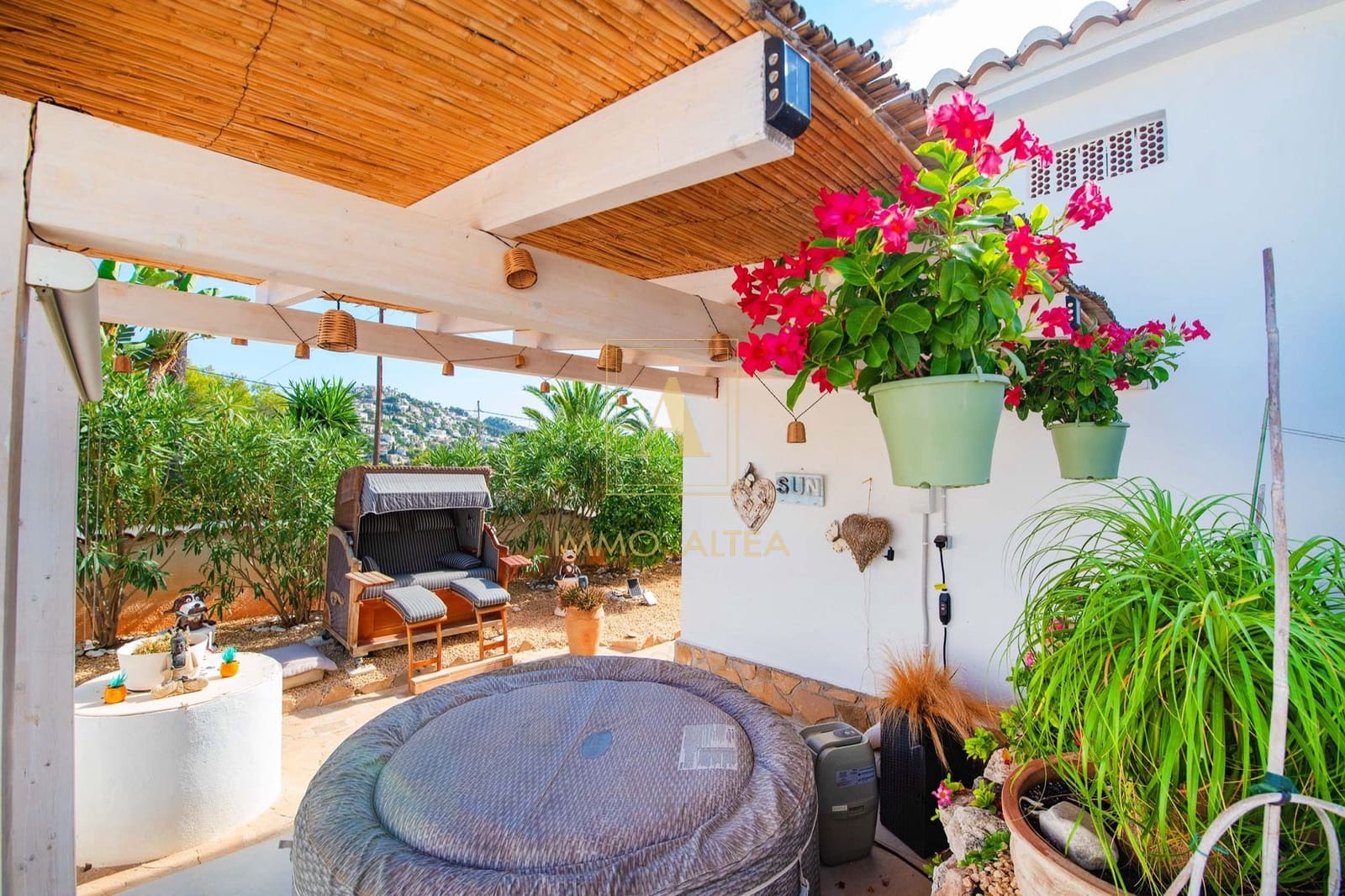 2 bedroom Villa for sale in Alicante / Alacant city with pool garage - € 579,000 (Ref: 10097502)