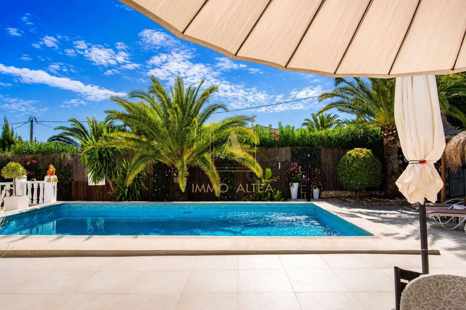 2 bedroom Villa for sale in Alicante / Alacant city with pool garage - € 579,000 (Ref: 10097502)