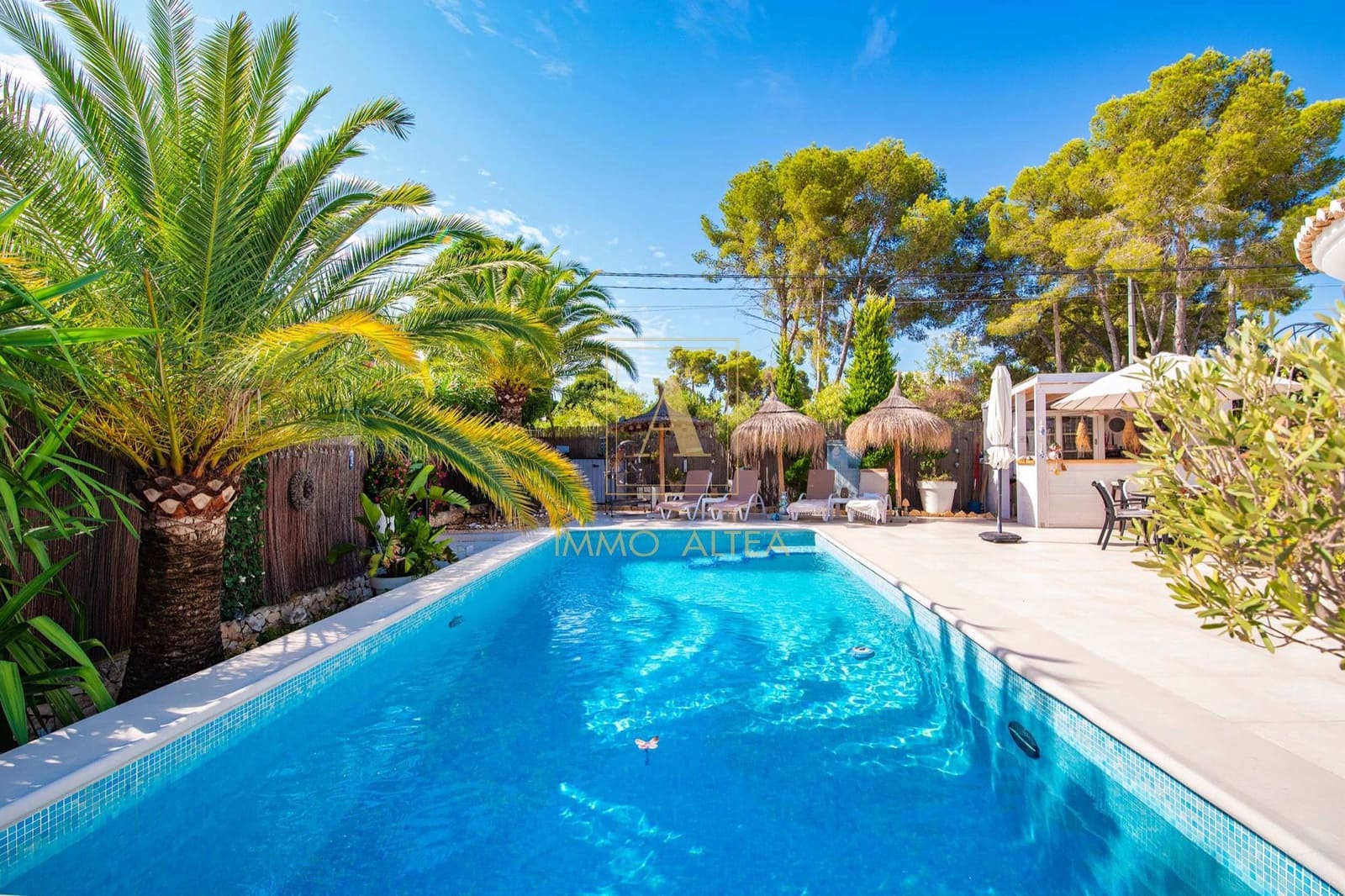 2 bedroom Villa for sale in Alicante / Alacant city with pool garage - € 579,000 (Ref: 10097502)