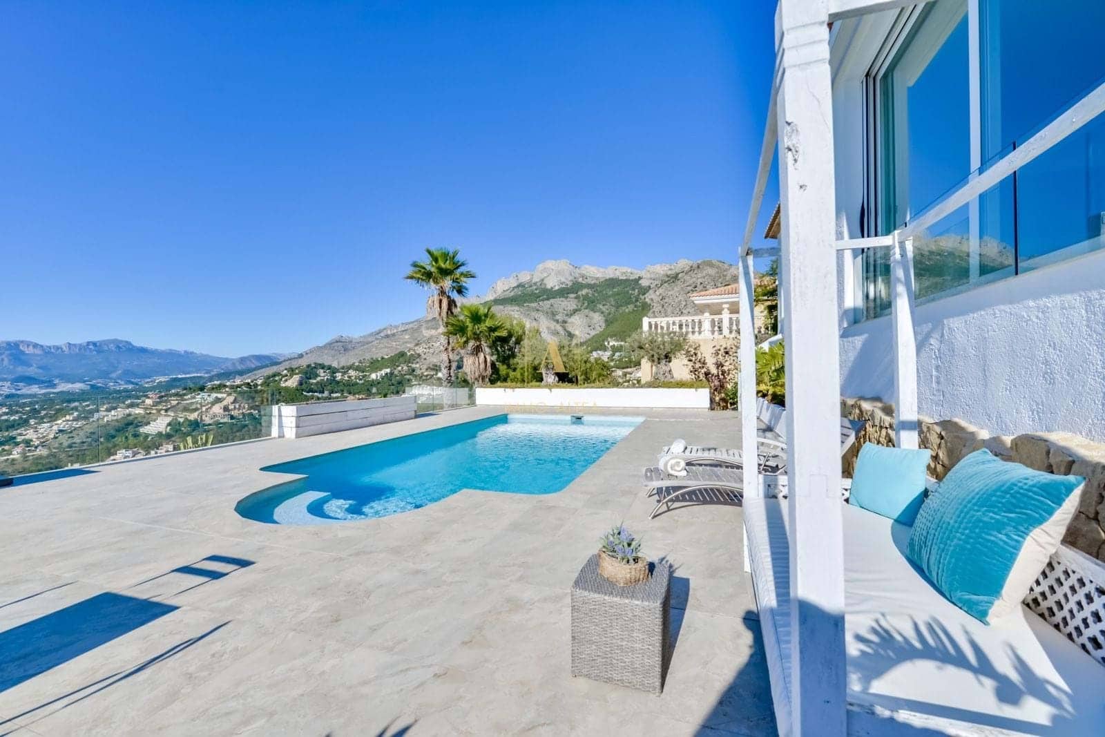 5 bedroom Villa for sale in Altea with pool garage - € 1,700,000 (Ref: 7381353)