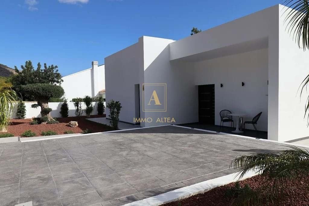 4 bedroom Villa for sale in Altea with pool garage - € 995,000 (Ref: 8244386)