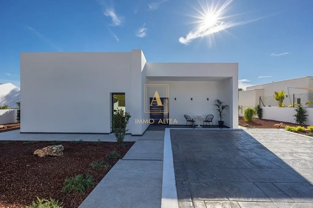 4 bedroom Villa for sale in Altea with pool garage - € 995,000 (Ref: 8244386)