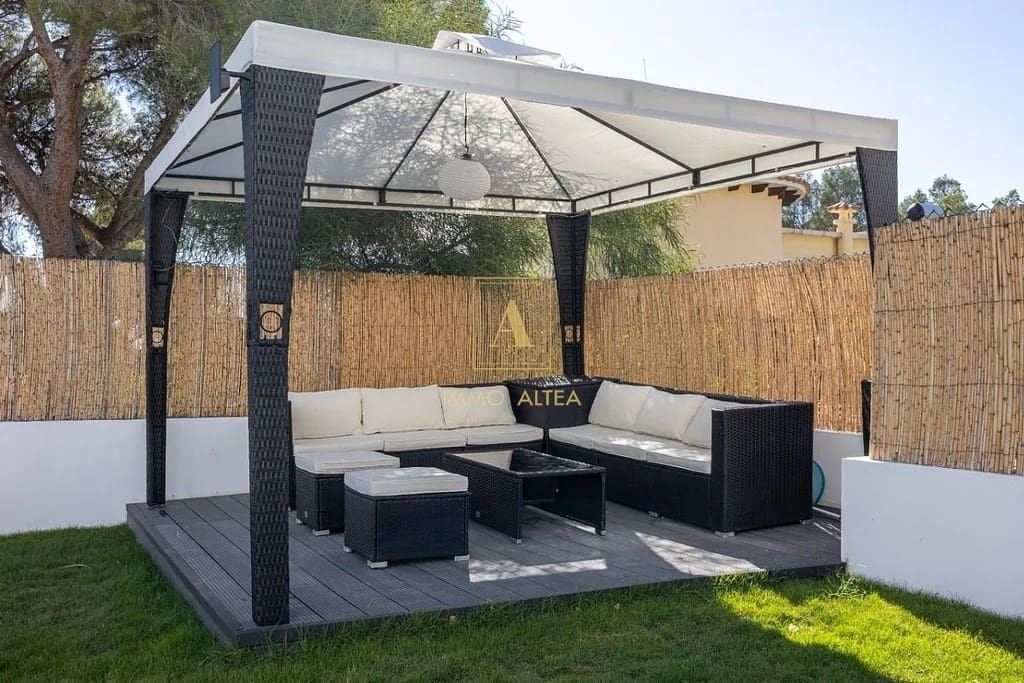 4 bedroom Villa for sale in Altea with pool garage - € 995,000 (Ref: 8244386)