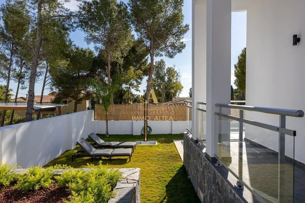 4 bedroom Villa for sale in Altea with pool garage - € 995,000 (Ref: 8244386)