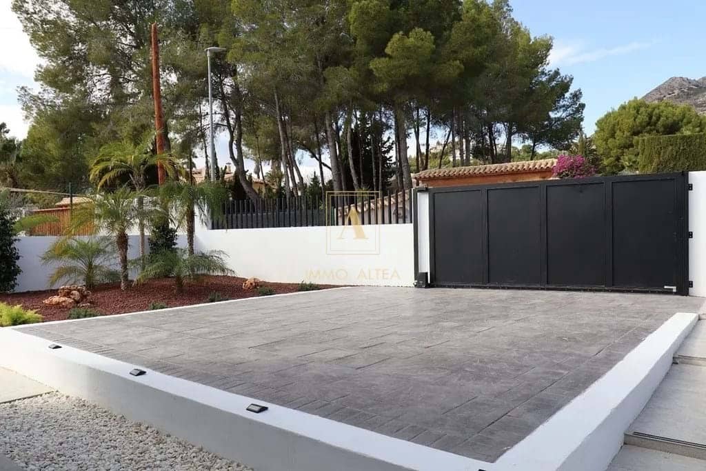 4 bedroom Villa for sale in Altea with pool garage - € 995,000 (Ref: 8244386)