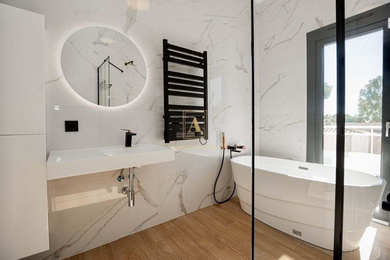 4 bedroom Villa for sale in Altea with pool garage - € 995,000 (Ref: 8244386)