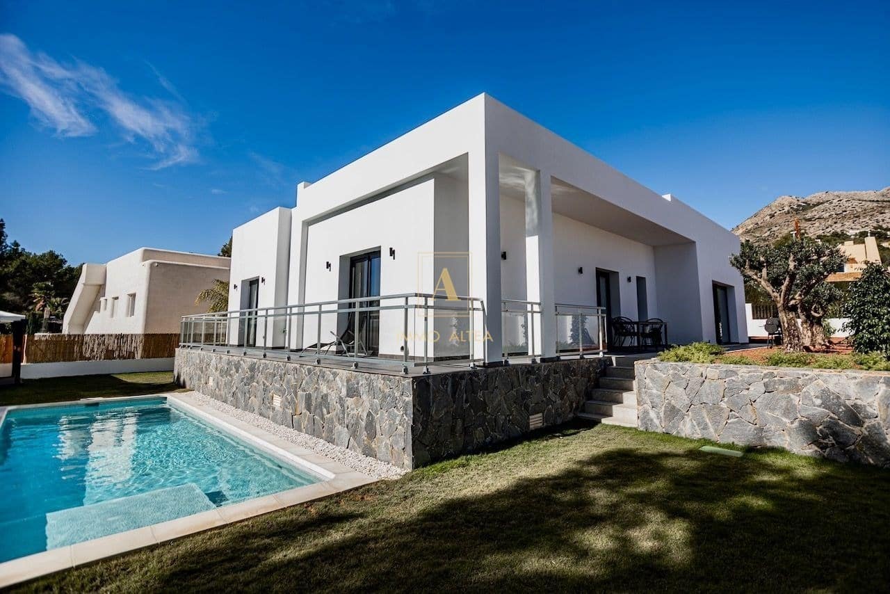 4 bedroom Villa for sale in Altea with pool garage - € 995,000 (Ref: 8244386)